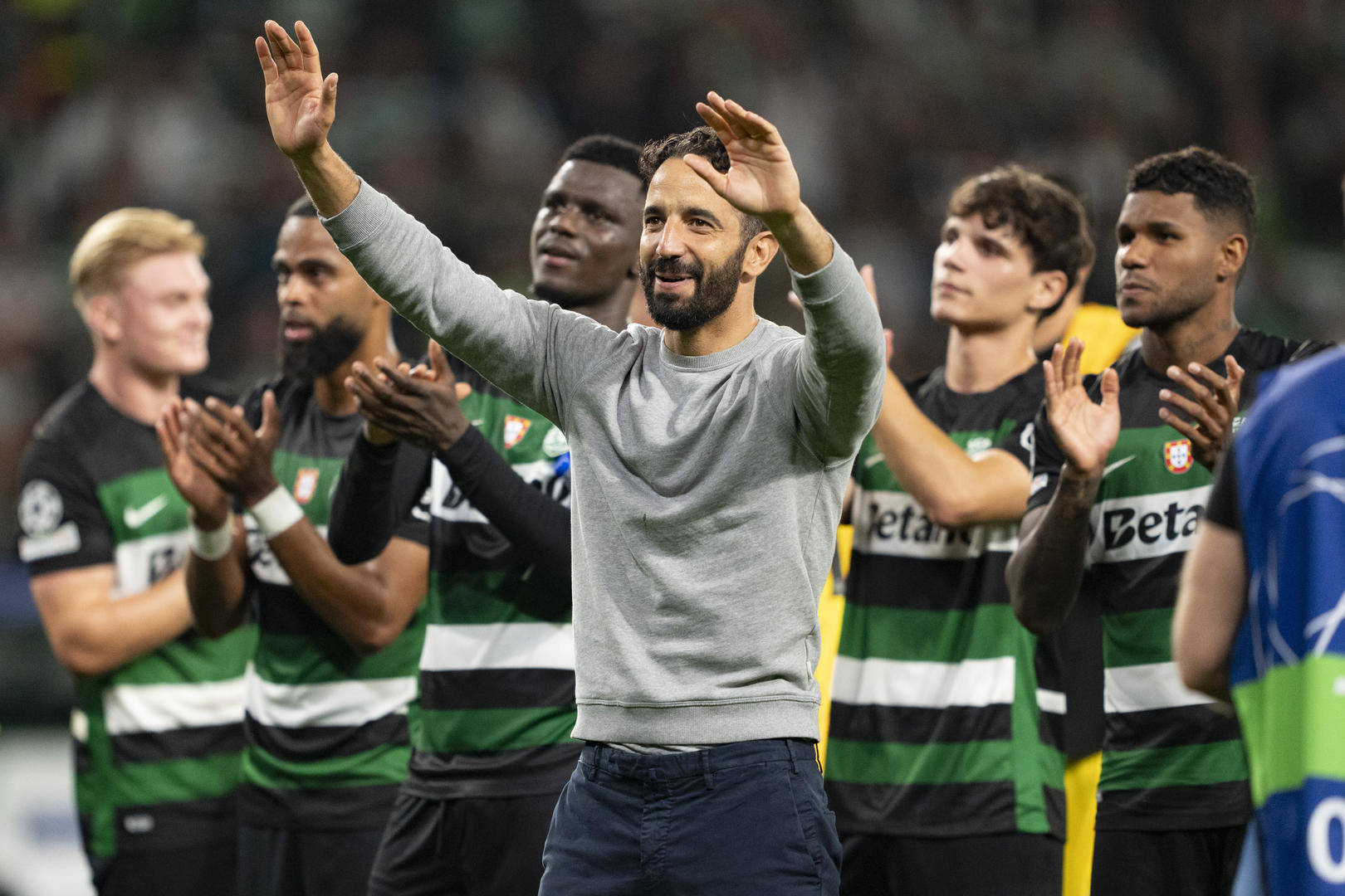 关于曼联训练开放日；国际比赛日临场应变引欢呼；法国杯在即；赛程密集仍需轮换的信息开云官方网站